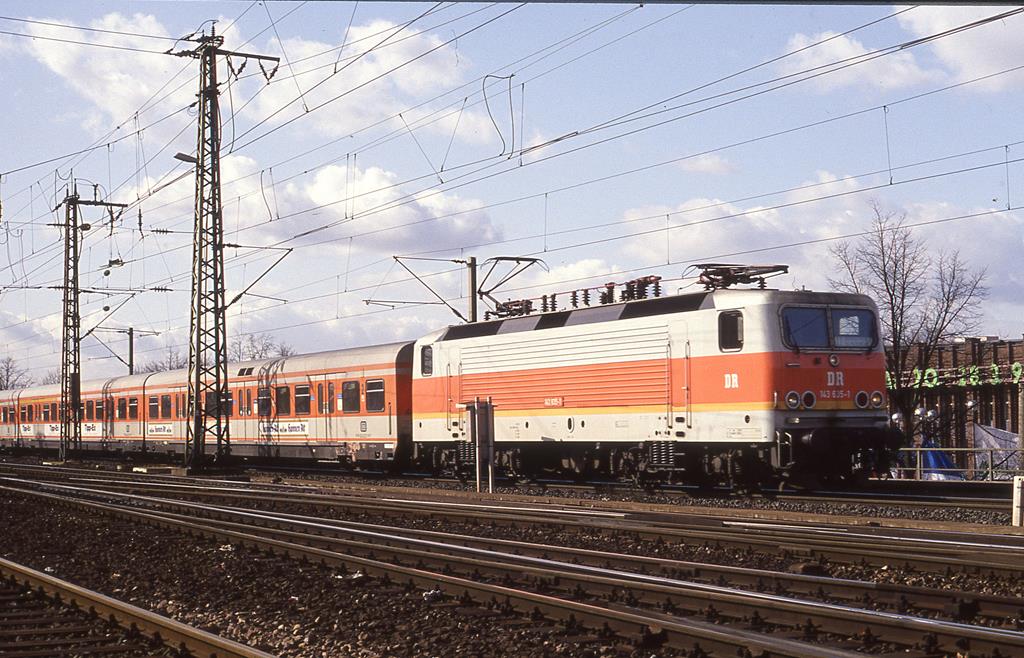 Mit Reichsbahn Signum war die DR Reichsbahn Lok 143635 am 25.3.1993 um 15.11 Uhr im neuen S-Bahn Look bei der Einfahrt in Köln Deutz aus Richtung HBF Köln zu beobachten.