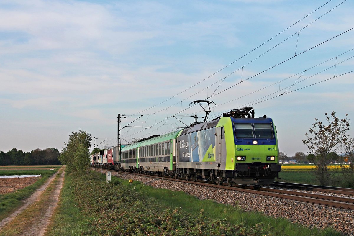 Mit der RoLa DGS 43635 (Freiburg (Brsg) Rbf - Novara Boschetto) fuhr am Abend des 21.04.2020 die Re 485 017  BLS Cargo - Die Alpinisten  südlich voin Buggingen über die Rheintalbahn in Richtung Müllheim (Baden).