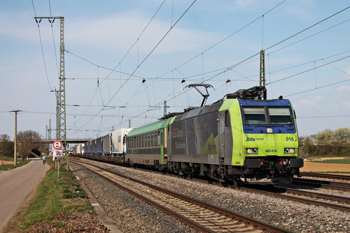 Mit einer RoLa (Freiburg (Breisgau) - Novara Boschetto) fuhr am Nachmittag des 02.04.2019 die Re 485 016 durch den Bahnhof von Müllheim (Baden) über die Rheintalbahn in Richtung Schweizer Grenze.