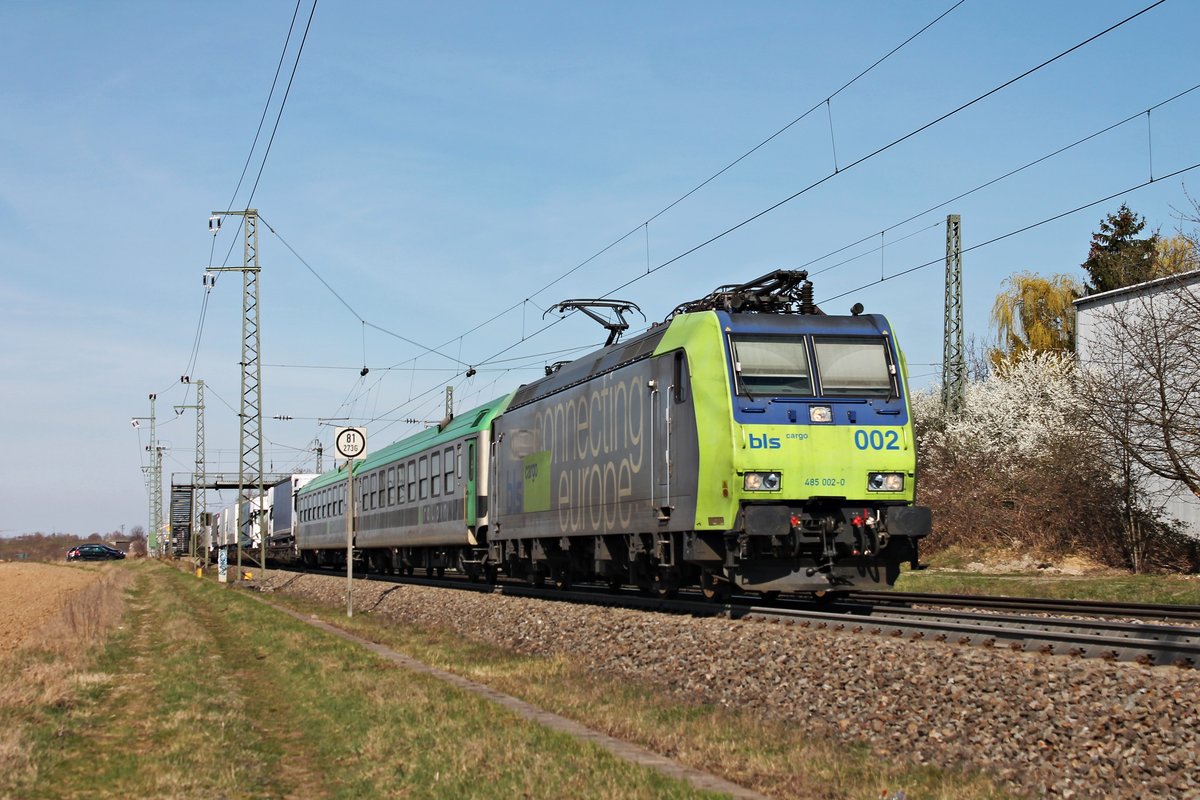 Mit einer RoLa (Freiburg (Brsg) Hbf - Novara Boschetto), wo auch zwei Begleitwagen eingereiht waren, fuhr am Nachmittag des 20.03.2019 die Re 485 002-0 durch den Haltepunkt von Auggen über die Rheintalbahn in Richtung Basel.