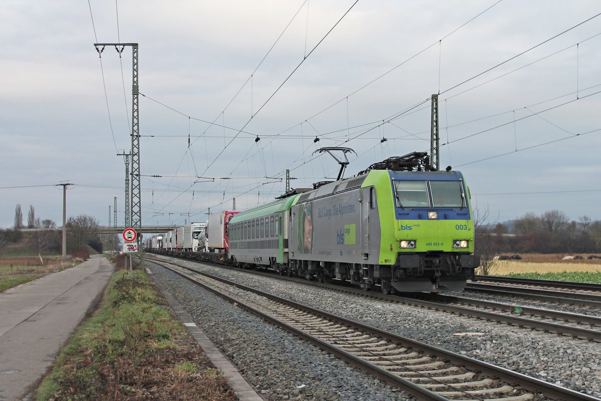 Mit einer RoLa (Freiburg (Brsg) Rbf - Novara Boschetto) fuhr am 11.12.2016 die Re 485 003-8  BLS Cargo. Die Alpinisten.  durch die Gleisanlagen von Müllheim (Baden) in Richtung Schweiz.