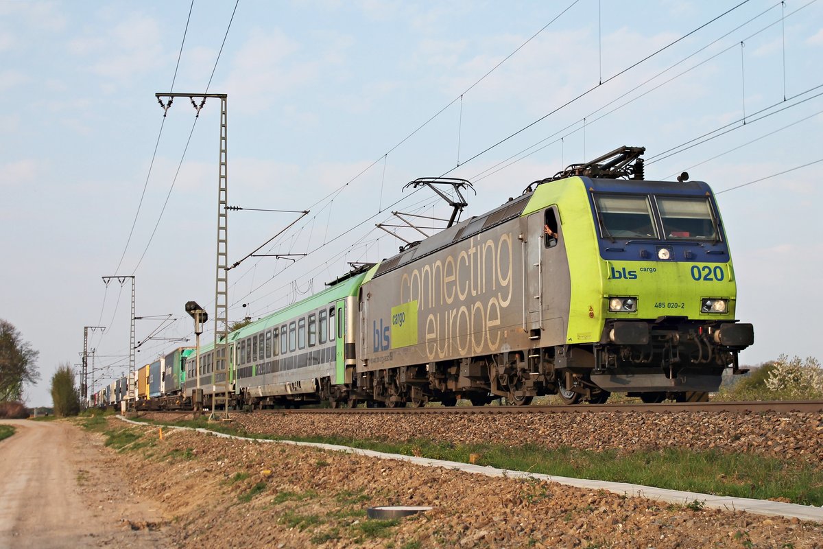 Mit einer RoLa (Freiburg (Brsg) Rbf - Novara Boschetto), in dem ein zweiter Begleitwagen zur Überführung mitlief, fuhr am 04.04.2017 die Re 485 020-2 nördlich von Müllheim (Baden) in Richtung Schweizer Grenze.