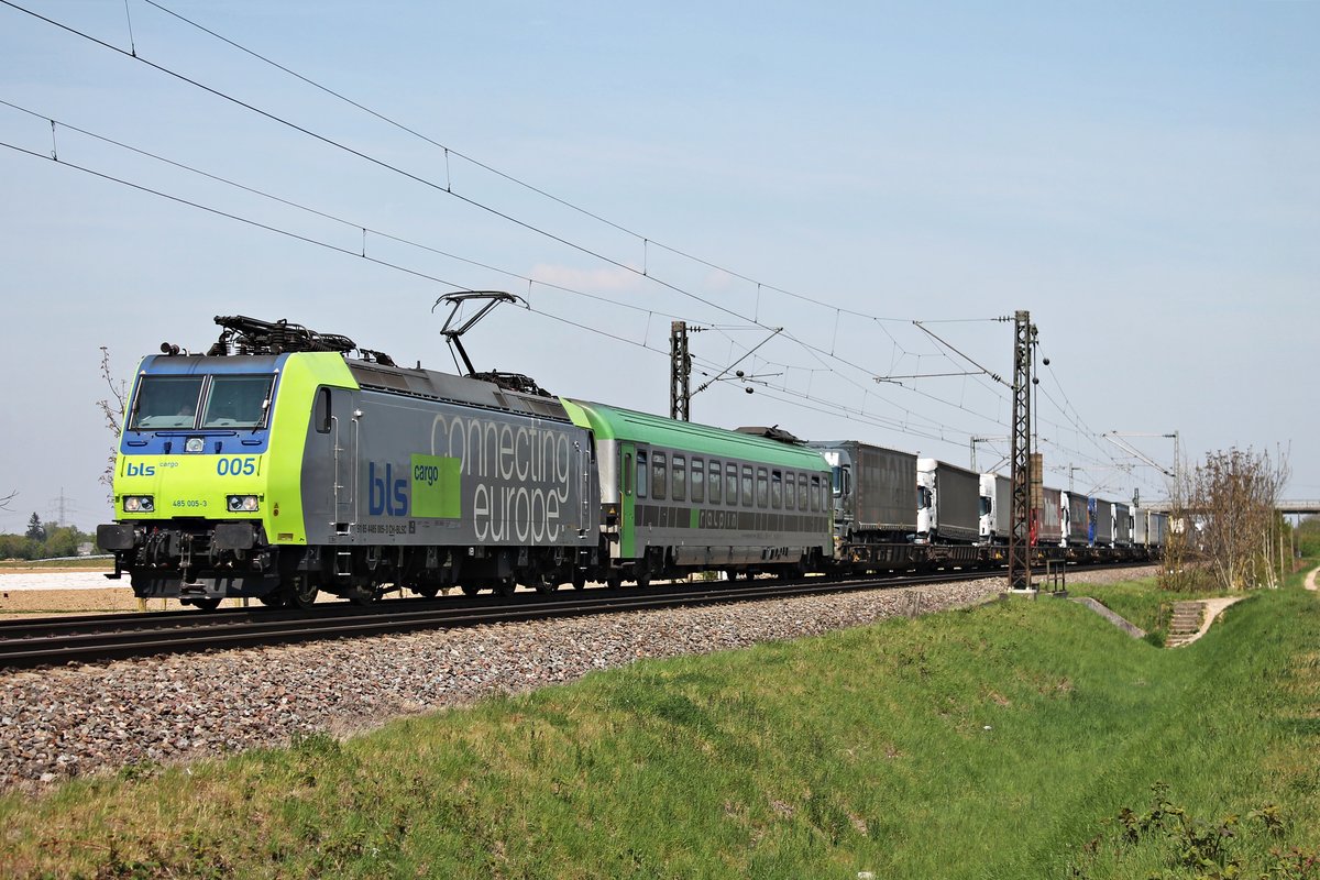 Mit einer RoLa (Freiburg (Brsg) Rbf - Novara Boschetto) fuhr am 11.04.2017 die Re 485 005-3 über die KBS 703 durchs Markgräflerland, als sie bei Hügelheim in Richtung Süden fuhr.