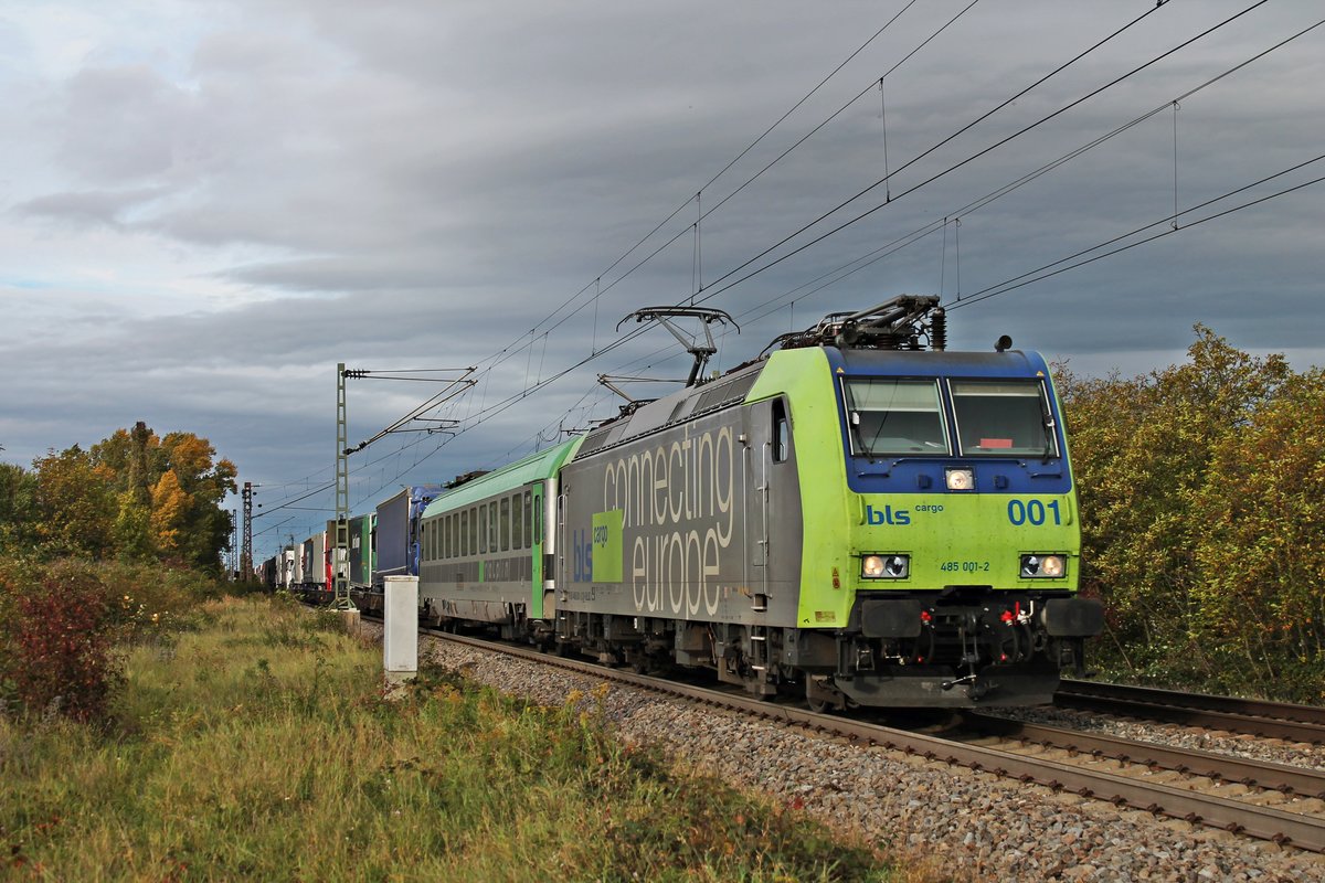 Mit einer RoLa (Freiburg (Brsg) Rbf - Novara Boschetto) fuhr am 05.10.2017 die Re 485 001-2  Haltingen , die den Zug bis nach Domodossola bespannte, südlich von Buggingen in Richtung Basel.