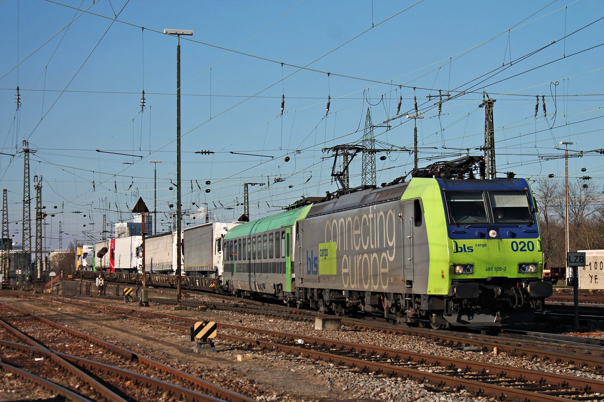 Mit einer RoLa (Freiburg (Brsg) Rbf - Novara Boschetto) fuhr am 14.02.2018 die Re 485 020-2 durchs nördliche Vorfeld vom Badischen Bahnhof von Basel in Richtung Rangierbahnhof Muttenz.