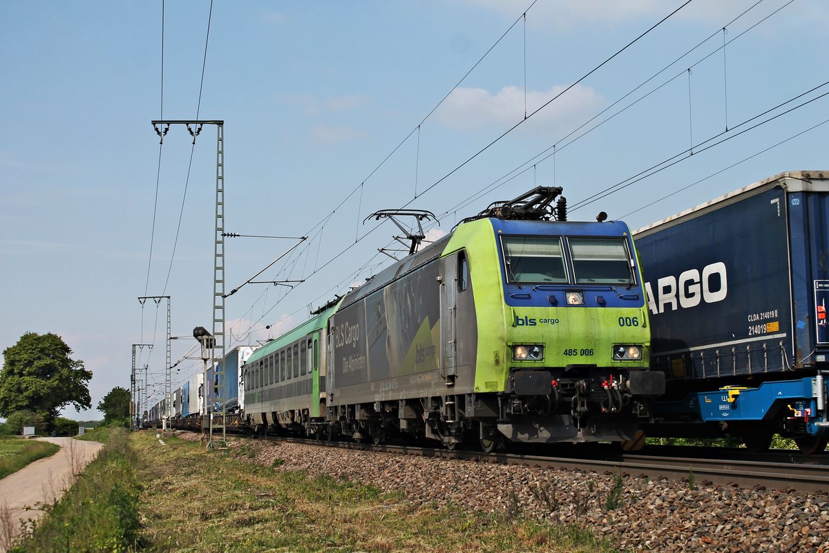 Mit einer RoLa (Freiburg (Brsg) Rbf - Novara Boschetto) fuhr am 19.05.2018 die stark verschmutzte Re 485 006 nördlich von Müllheim (Baden) durchs Markgräflerland in Richtung Schweizer Grenze.