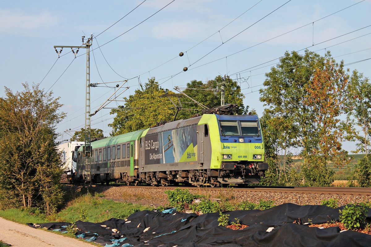 Mit einer RoLa (Freiburg (Brsg) Rbf - Novara Boschetto) fuhr am 12.09.2018 die Re 485 006 zwischen Hügelheim und Müllheim (Baden) über die Rheintalbahn in Richtung Schweizer Grenze.
