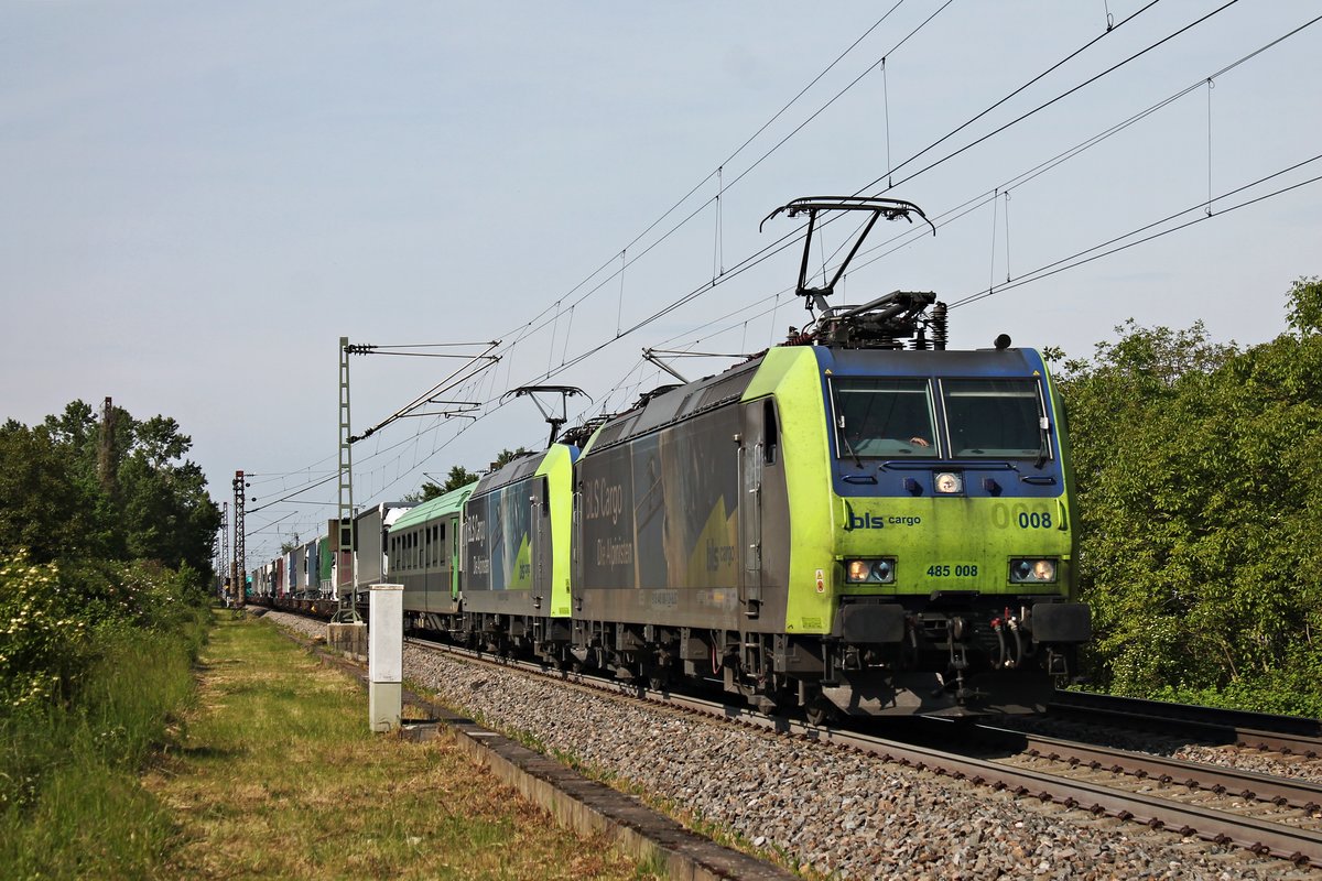 Mit einer RoLa (Freiburg (Brsg) Rbf - Novara Boschetto) fuhr am Nachmittag des 24.05.2019 die stark verdreckte Re 485 008 zusammen mit der sauberen Re 485 006 südlich vom Haltepunkt Buggingen über die Rheintalbahn in Richtung Schweiz.