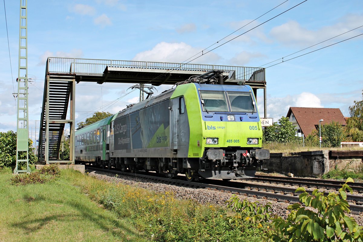 Mit einer RoLa (Freiburg (Brsg) Rbf - Novara Boschetto) fuhr am Nachmittag des 28.09.2019 die Re 485 005  BLS Cargo - Die Alpinisten  über die Rheintalbahn durch den Haltepunkt von AUggen in Richtung Basel.