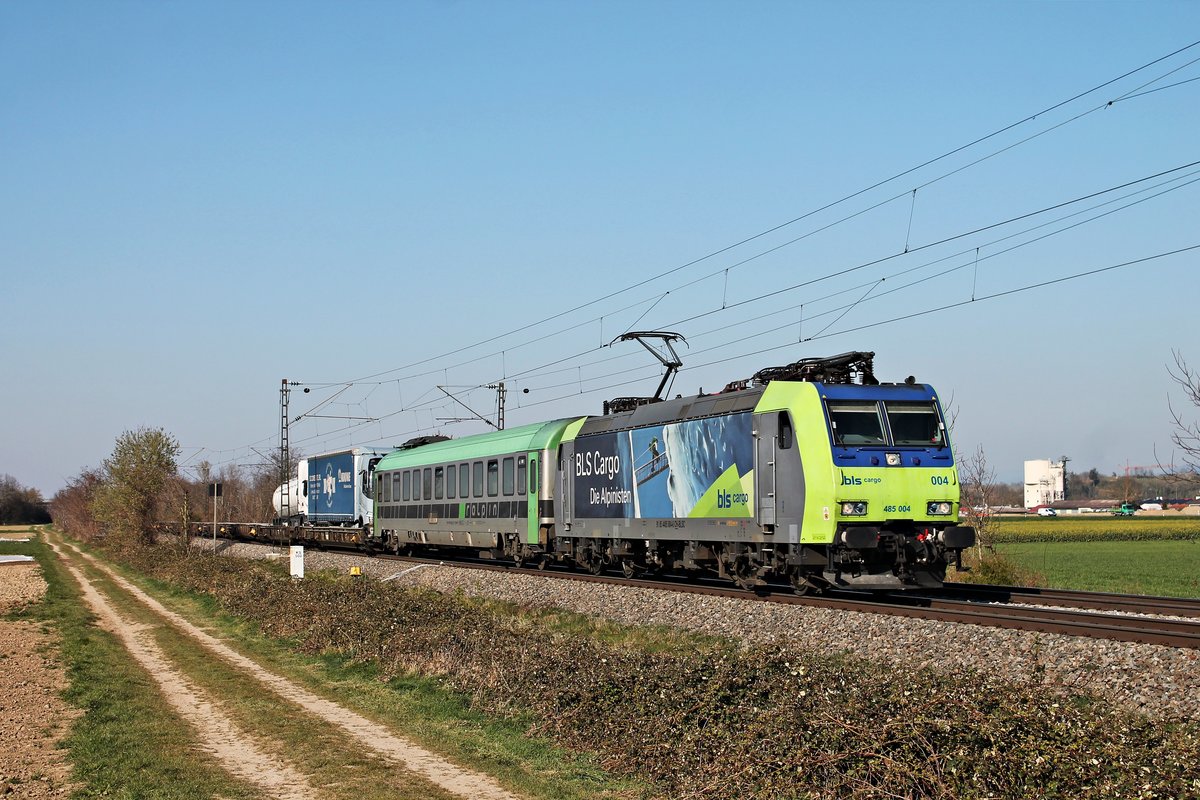Mit einer RoLa (Freiburg (Brsg) Rbf - Novara Boschetto) fuhr am Nachmittag des 01.04.2020 die Re 485 004  BLS Cargo - Die Alpinisten  südlich von Buggingen über die KBS 702 durchs Rheintal in Richtung Schweiz. Einen Tag später verunglückte die Re 485 004 mit einer RoLa, welche auch auf dem Weg nach Italien war, wenige Kilometer südlicher vom Fotostandpunkt in Auggen, als ein Brücketeil auf die Gleise stürzte.