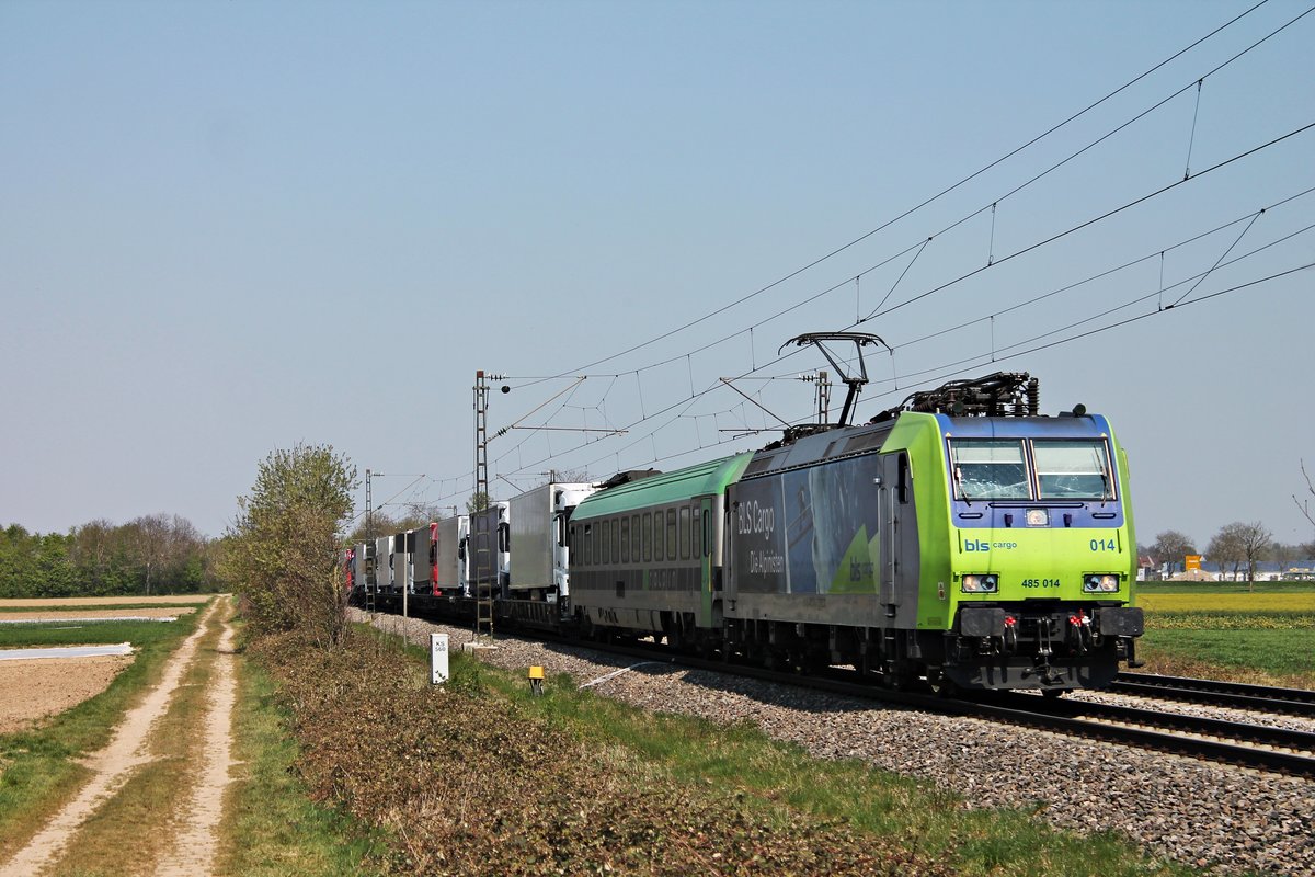 Mit einer RoLa (Freiburg (Brsg) Rbf - Novara Boschetto) fuhr am frühen Nachmittag des 10.04.2020 die Re 485 014  BLS Cargo - Die Alpinisten  südlich von Buggingen über die KBS 702 in Richtung Müllheim (Baden).
