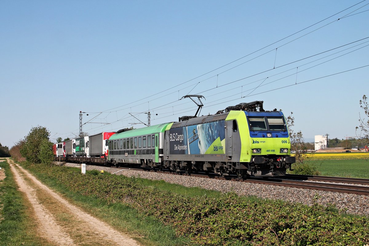 Mit einer RoLa (Freiburg (Brsg) Rbf - Novara Boschetto) fuhr am Nachmittag des 22.04.2020 die Re 485 006  BLS Cargo - Die Alpinisten  südlich von Buggingen über die Rheintalbahn durchs Markgräflerland in Richtung Basel.