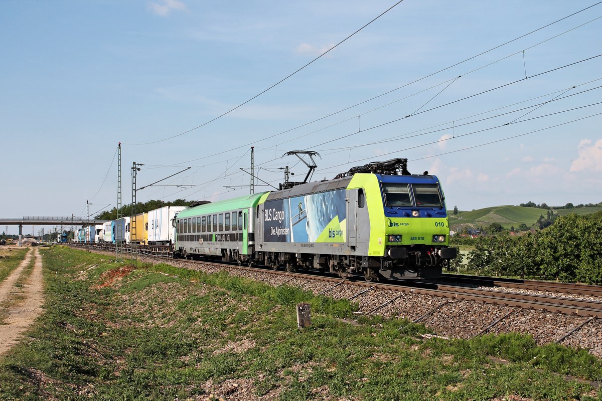 Mit einer RoLa (Freiburg (Brsg) Rbf - Novara Boschetto) fuhr am Abend des 02.06.2020 die Re 485 010  BLS Cargo - Die Alpinisten  südlich von Auggen über die KBS 702 durchs Rheintal in Richtung Schliengen.