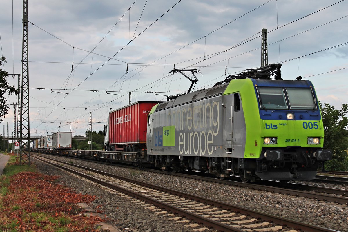 Mit einer RoLa (Freiburg (Brsg) Rbf - Novara) fuhr am 18.08.2015 die Re 485 005-3 durch den Bahnhof von Müllheim (Baden) in Richtung Basel.