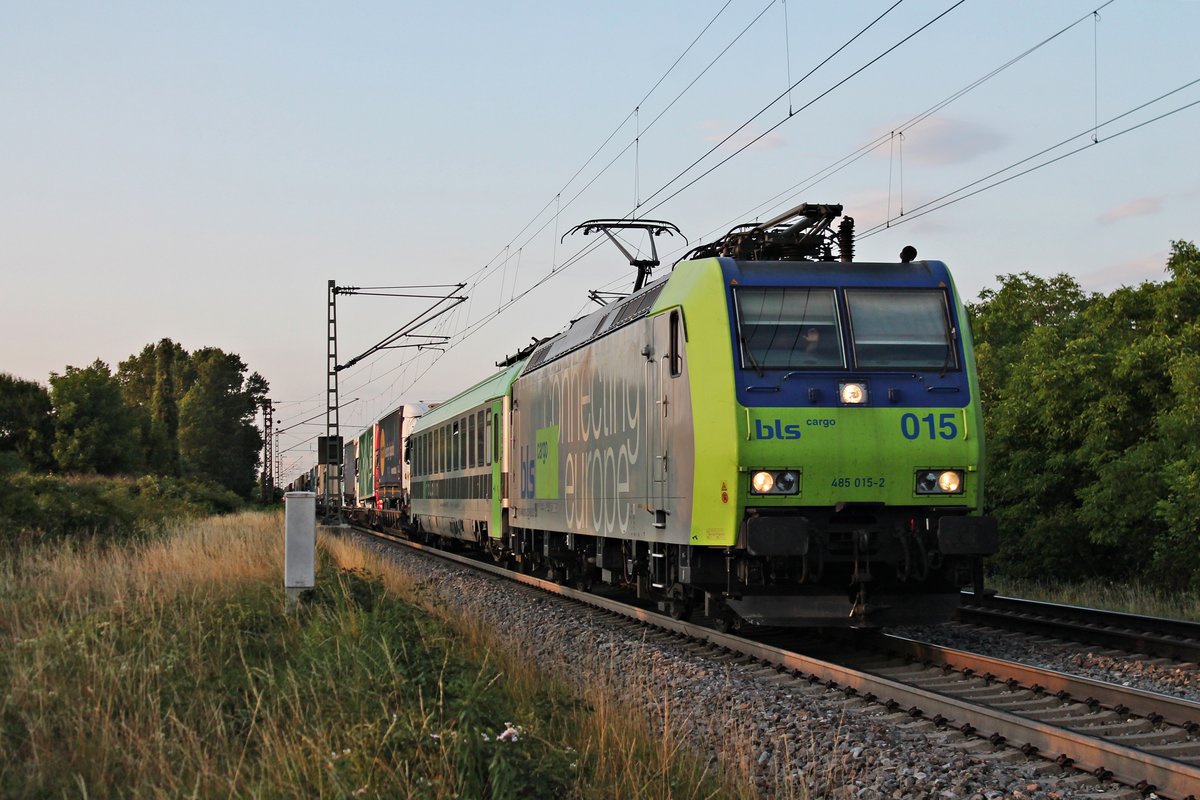 Mit einer RoLa nach Novara Boschetoo fuhr am Abend des 20.07.2017 die Re 485 015-2 wieder zurück nach Italien und kam erneut in Buggingen durch.