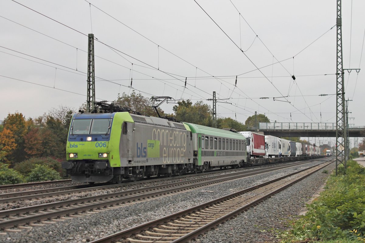 Mit einer RoLa (Novara Boschetto - Freiburg (Brsg) Rbf) fuhr am 29.10.2016 die Re 485 006-1 durch Müllheim (Baden) in Richtung Zielbahnhof, den sie wenige Minuten später erreichen wird.