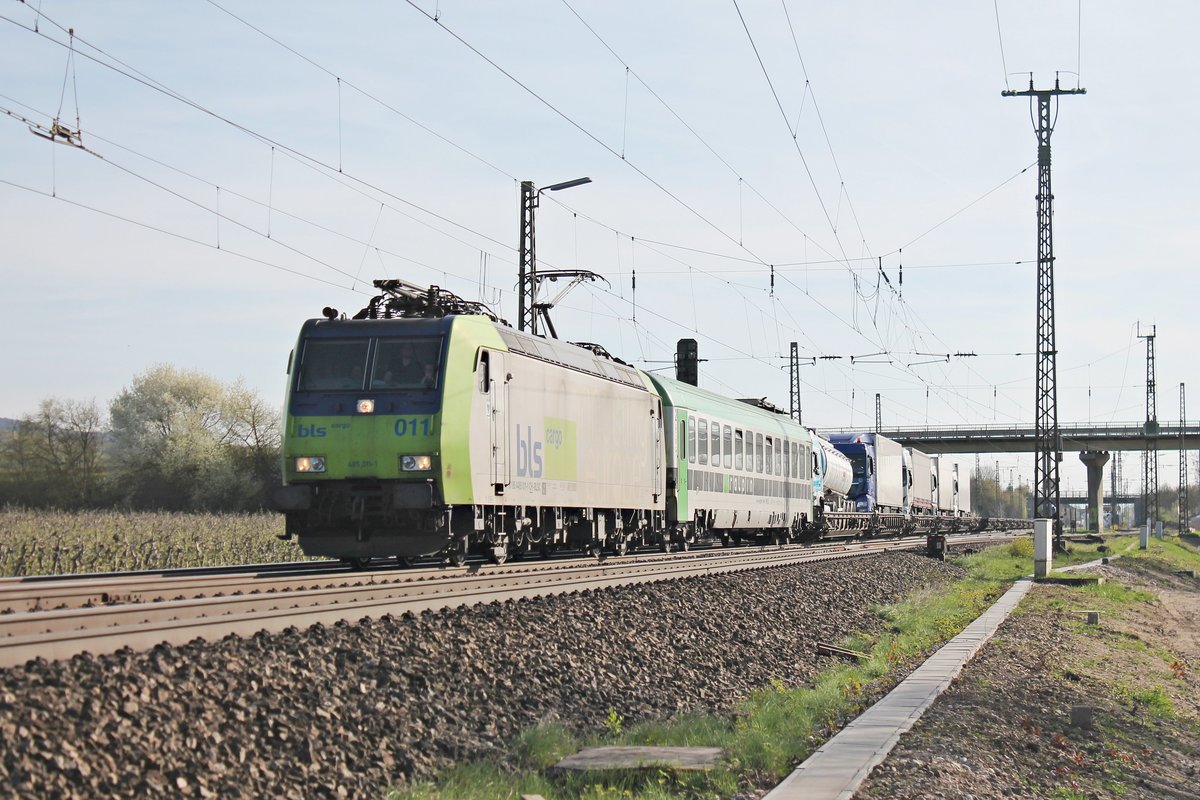Mit einer RoLa (Novara Boschetto - Freiburg (Brsg) Rbf) war am 30.03.2017 die Re 485 011-1  Weil am Rhein  bei Müllheim (Baden) unterwegs in Richtung Zielbahnhof, der nur noch wenige Kilometer entfernt war.