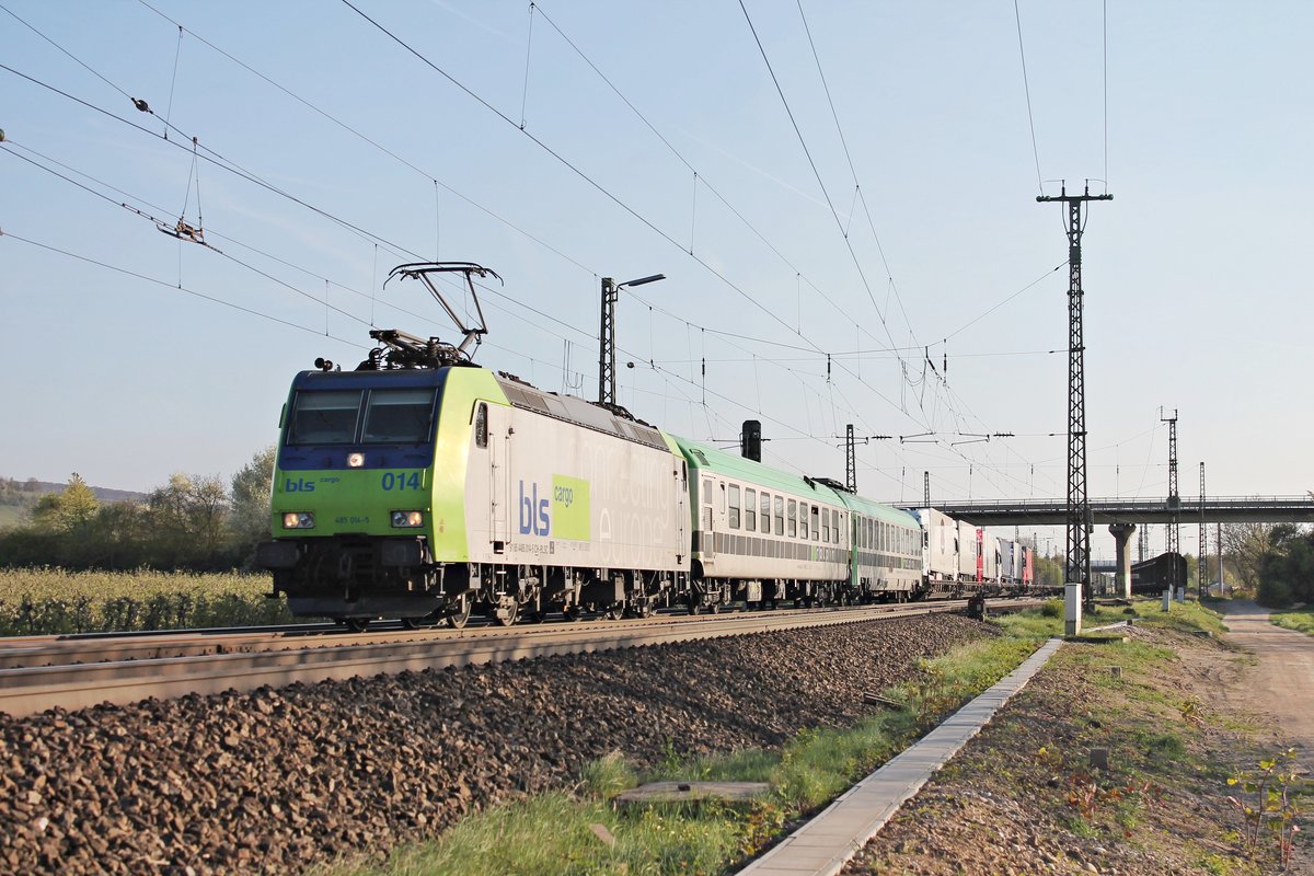 Mit einer RoLa (Novara Boschetto - Freiburg (Brsg) Rbf), in dem ein zweiter Begleitwagen zur Überführung eingereiht war, fuhr am Nachmittag des 06.04.2017 die Re 485 014-5 durch Müllheim (Baden) in RIchutng Zielbahnhof.