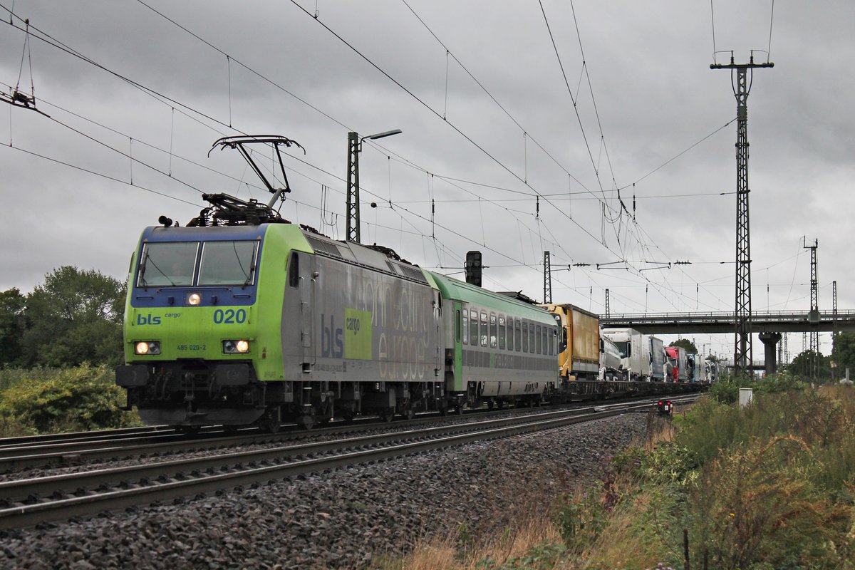 Mit einer RoLa (Novara Boschetto - Freiburg (Brsg) Rbf) fuhr am Mittag des 14.09.2017 die Re 485 020-2 durch den Bahnhofsbreich von Müllheim (Baden) in Richtung Zielbahnhof.