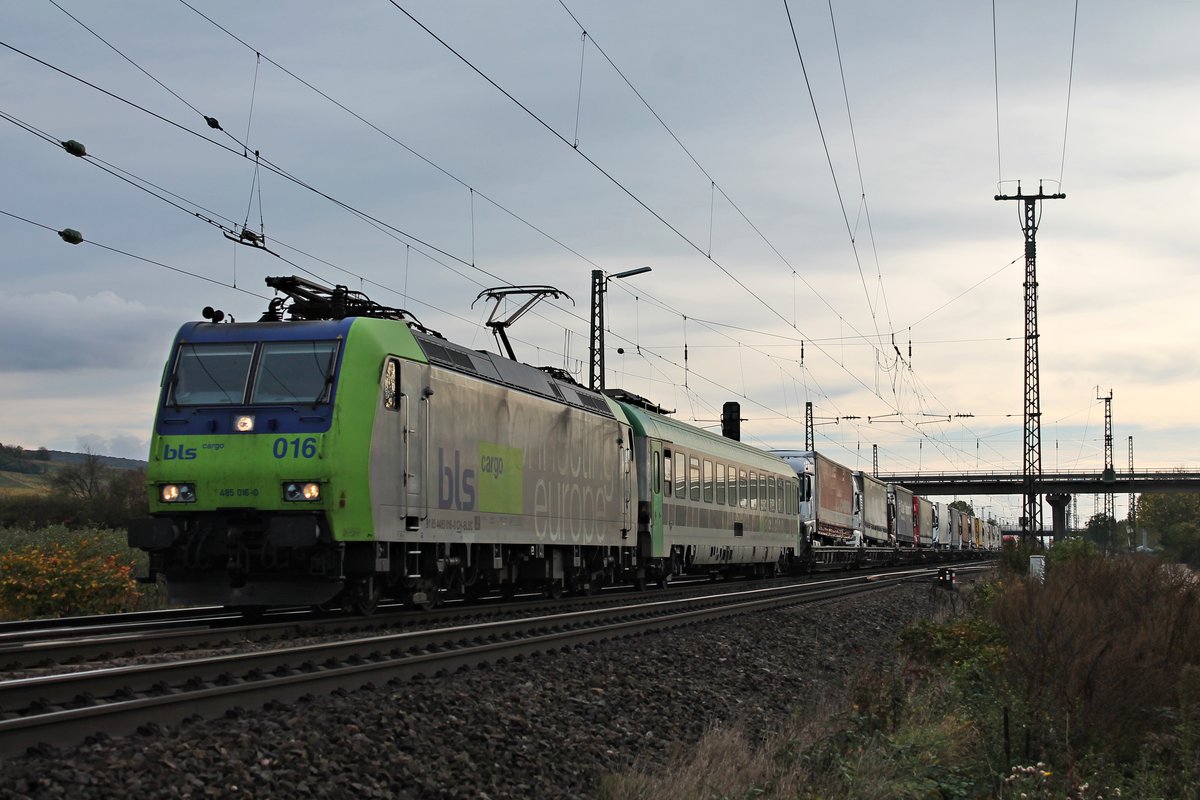 Mit einer RoLa (Novara Boschetto - Freiburg (Brsg) Rbf) fuhr am Nachmittag des 28.10.2017 die Re 485 016-0 bei Müllheim (baden) durch die dortigen Überholgleise in Richtung Zielbahnhof.