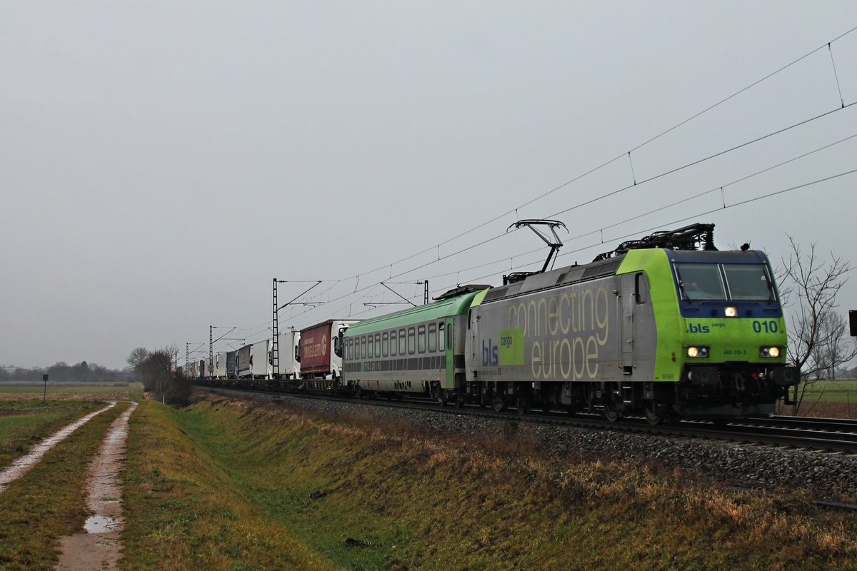 Mit einer RoLa (Novara Boschetto - Freiburg (Brsg) Rbf) fuhr am Morgen des 20.12.2017 die Re 485 010-3 nördlich von Müllheim (Baden) bei Hügelheim durchs Rheintal in Richtung Zielbahnhof, welcher nur noch wenige Kilometer entfernt ist.