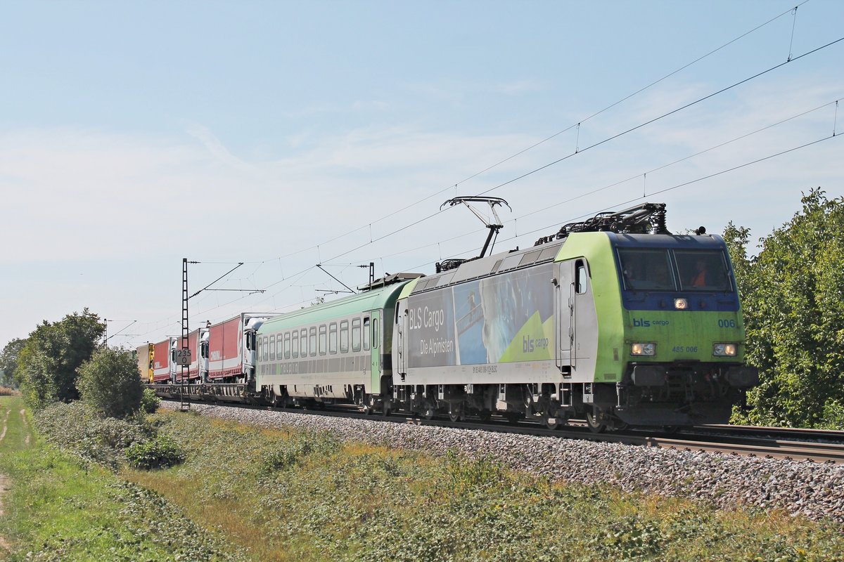 Mit einer RoLa (Novara Boschetto - Freiburg (Brsg) Rbf) fuhr am 12.09.2018 die Re 485 006 bei Hügelheim durchs Rheintal in Richtung Zielbahnhof, welcher nur noch ca. 30km entfernt war.
