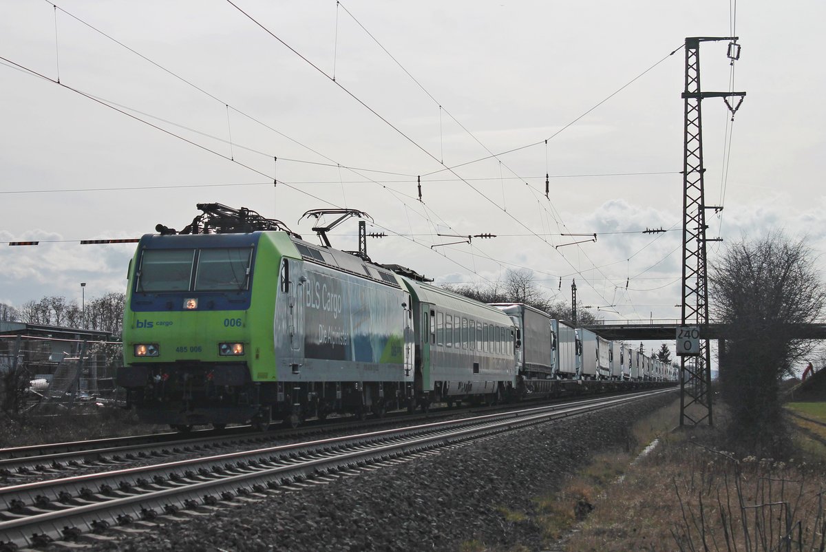 Mit einer RoLa (Novara Boschetto - Freiburg (Brsg) Rbf) fuhr am 09.02.2019 die Re 485 006 südlich vom Hp. Auggen durchs Rheintal in Richtung Zielbahnhof.