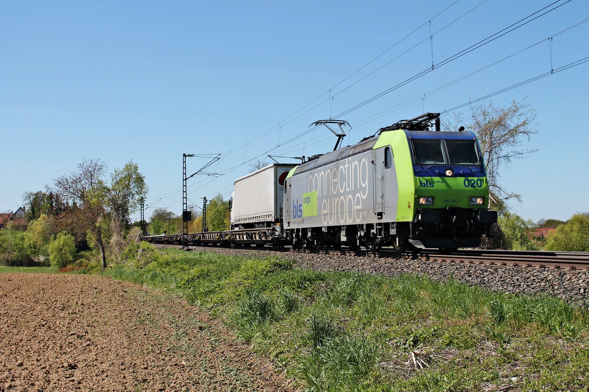 Mit einer RoLa (Novara - Freiburg (Brsg) Rbf) fuhr am 05.05.2016 die Re 485 020-2 bei Scherzingen in Richtung Norden und wird gleich in den Zielbahnhof ankommen.