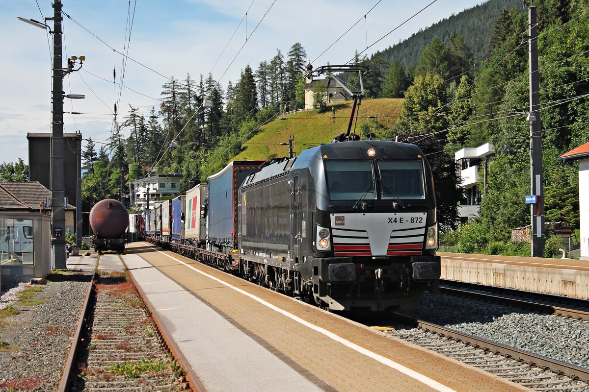 Mit einer RoLa (Wörgl - Brennersee) fuhr am Nachmittag des 04.07.2018 die MRCE/ÖBB X4 E-872 (193 872-9) zusammen mit der MRCE/ÖBB X4 E-874 (193 874-5) durch den Bahnhof von Steinach in Tirol in Richtung St. Jodok.