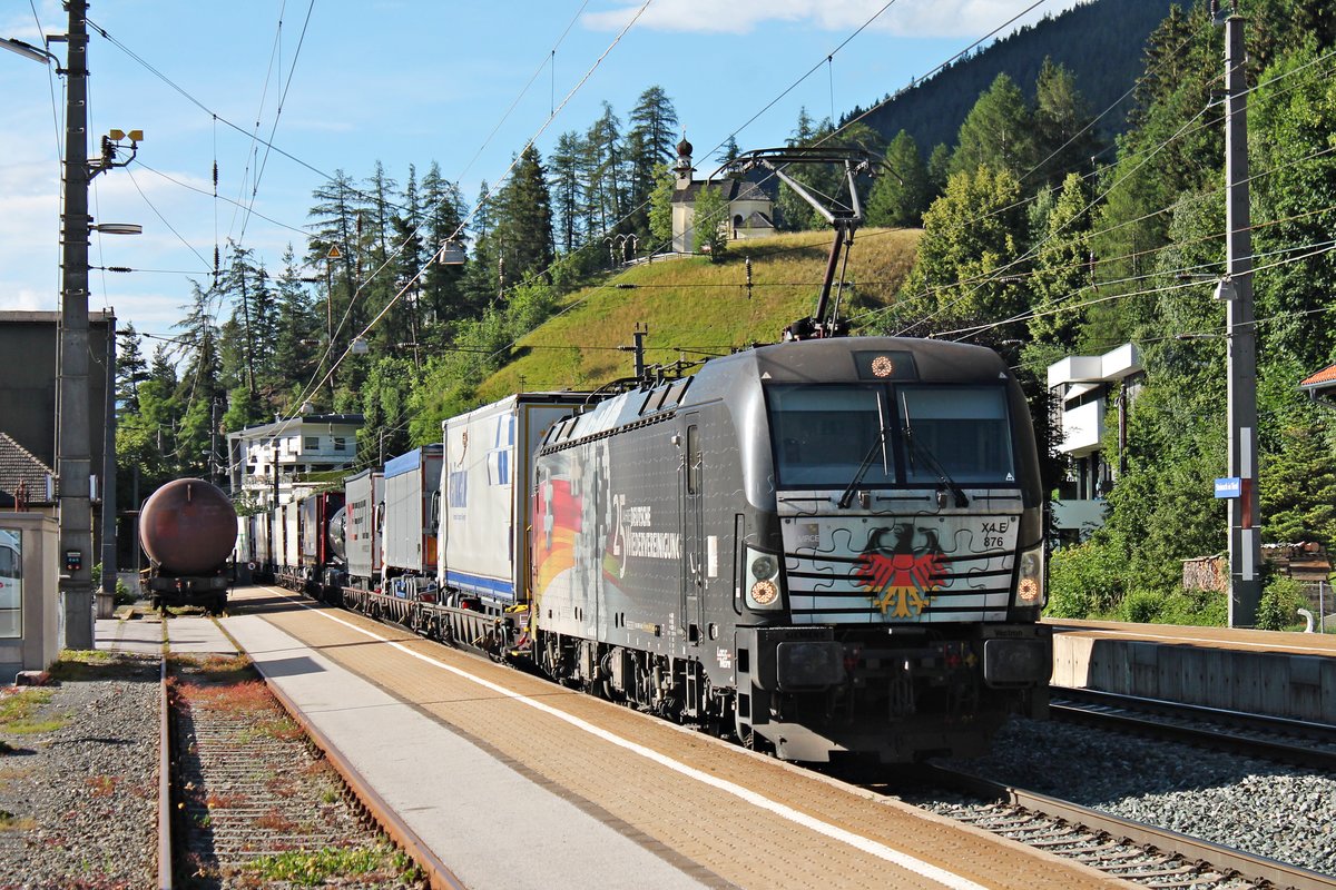 Mit einer RoLa (Wörgl - Brennersee) fuhr am Nachmittag des 04.07.2018 die MRCE/ÖBB X4 E-876 (193 876-0)  25 Jahre Deutsche Wiedervereinigung  zusammen mit der MRCE/ÖBB X4 E-864 (193 864-6) durch den Bahnhof von Steinach in Tirol gen St. Jodok.