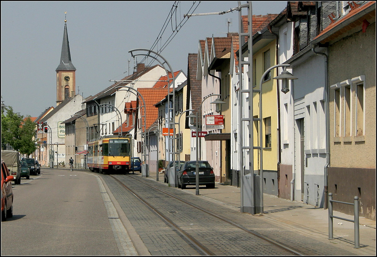Mit der  S-Bahn  durch das Dorf -

Mit der Stadtbahnlinie S2 mitten durch Stutensee-Blankenloch. Eine wunderschön eingefügte Bahntrasse in ein schönes Dorf. 

06.05.2006 (M)