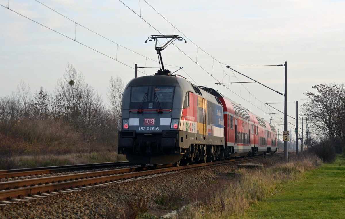 Mit einer S2 aus Magdeburg kommend passierte 182 016 am 15.12.15 Greppin, Ziel des Zuges war Leipzig-Connewitz.