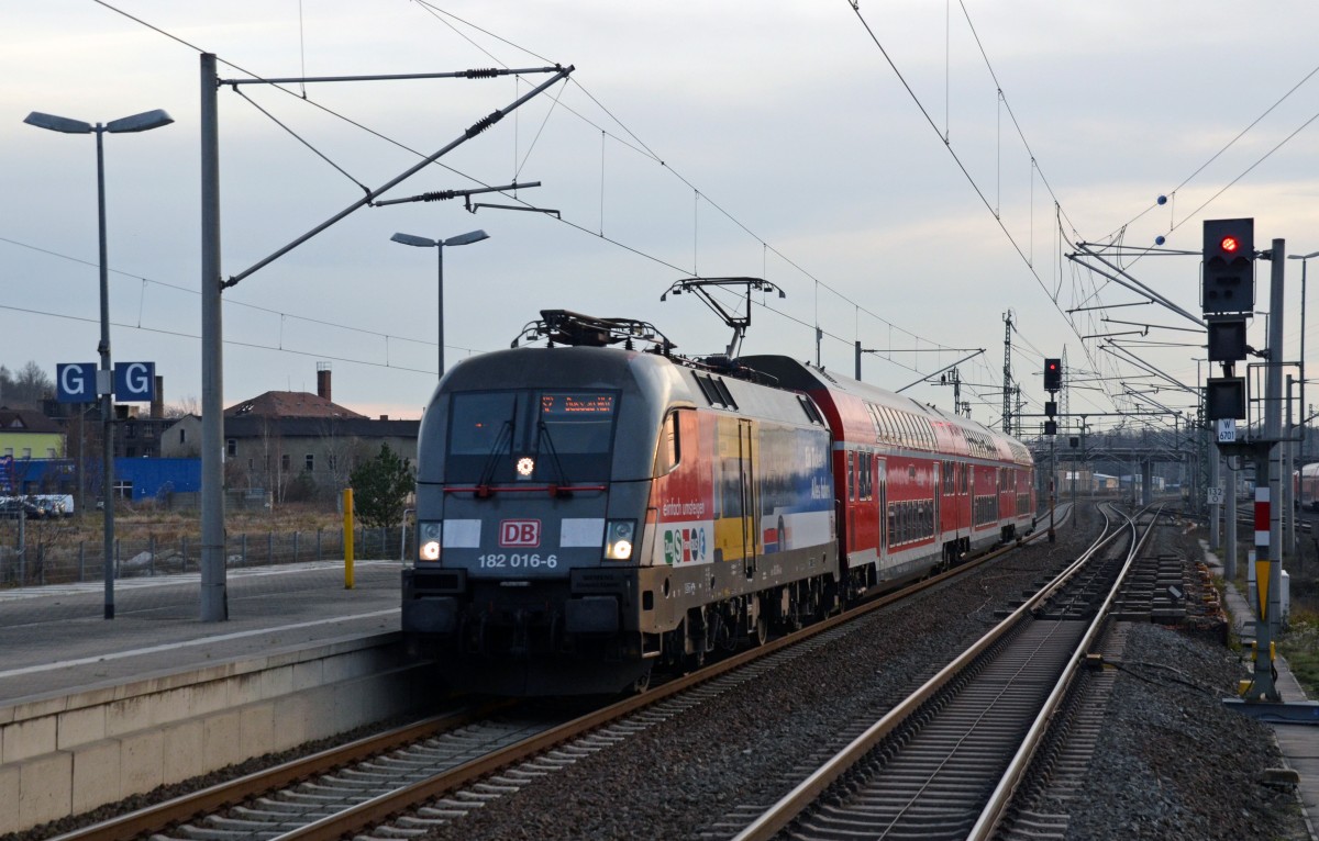 Mit einer S2 nach Dessau erreicht 182 016 am Nachmittag des 27.12.15 den Bahnhof Bitterfeld.