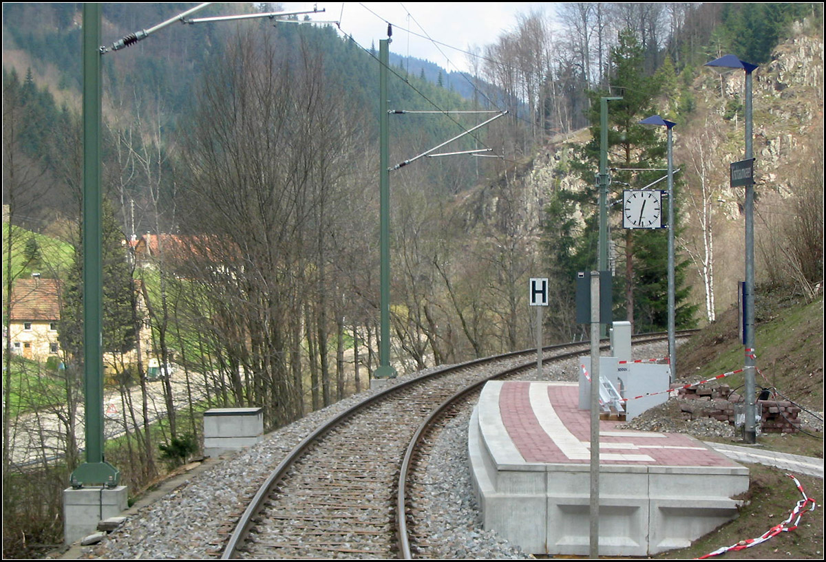 Mit der S41 das Murgtal hinab -

Der neu eingerichtet Halt 'Kirschbaumwasen' erhielt nur einen Kurzbahnsteig zum Einstieg in die jeweils erste Tür des Stadtbahnzuges. Eine sehr pragmatische Lösung der AVG.

10.04.2005 (J)