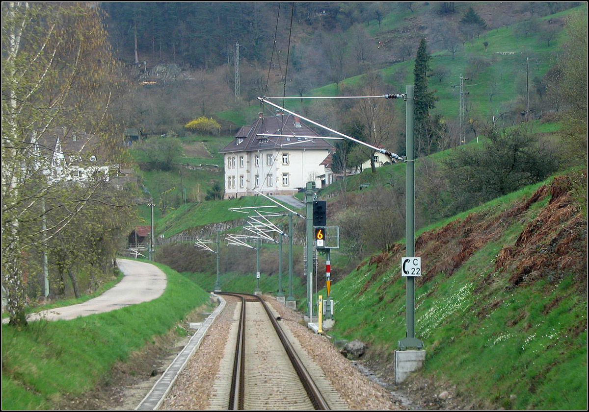 Mit der S41 das Murgtal hinunter -

Am Osthang des Murgtales nähern wir uns Forbach.

10.04.2005 (J)