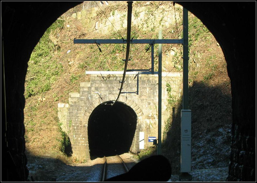 Mit der S41 das Murgtal hinunter -

Blick aus dem Hackentunnel zum Rappentunnel, ein Hangtunnel am hier sehr steilen Murtaldurchbruch. Interessant die oben angebrachte Stromschiene, die zwischen den beiden Tunnels durchgezogen wurde.

2005 (J)