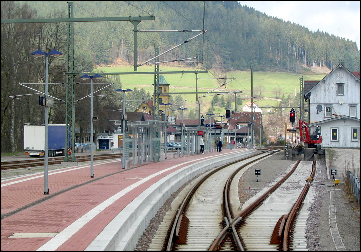 Mit der S41 das Murgtal hinunter -

Einfahrt in den Bahnhof Baiersbronn. Dieser Bahnhof liegt 192 Meter tiefer als der Bahnhof Freudenstadt Stadt. Mit einem Gefälle von bis zu 50 Promille geht es von dort her herunter. Ursprünglich war hierfür Zahnstangenbetrieb eingerichtet. Blick vom Fahrgastraum auf die Strecke.

10.04.2005 (J)