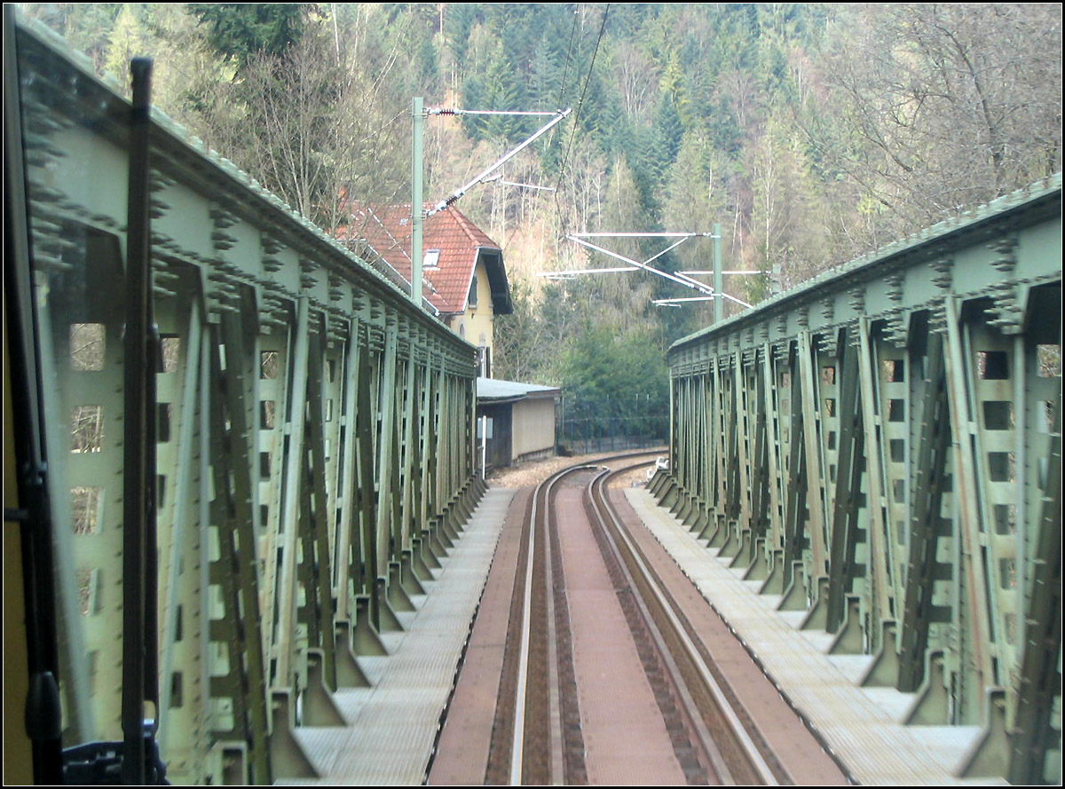 Mit der S41 das Murgtal hinunter -

Fahrt übe die Murgbrücke direkt nach dem Haulertunnel kurz vor Forbach.

10.04.2005 (J)