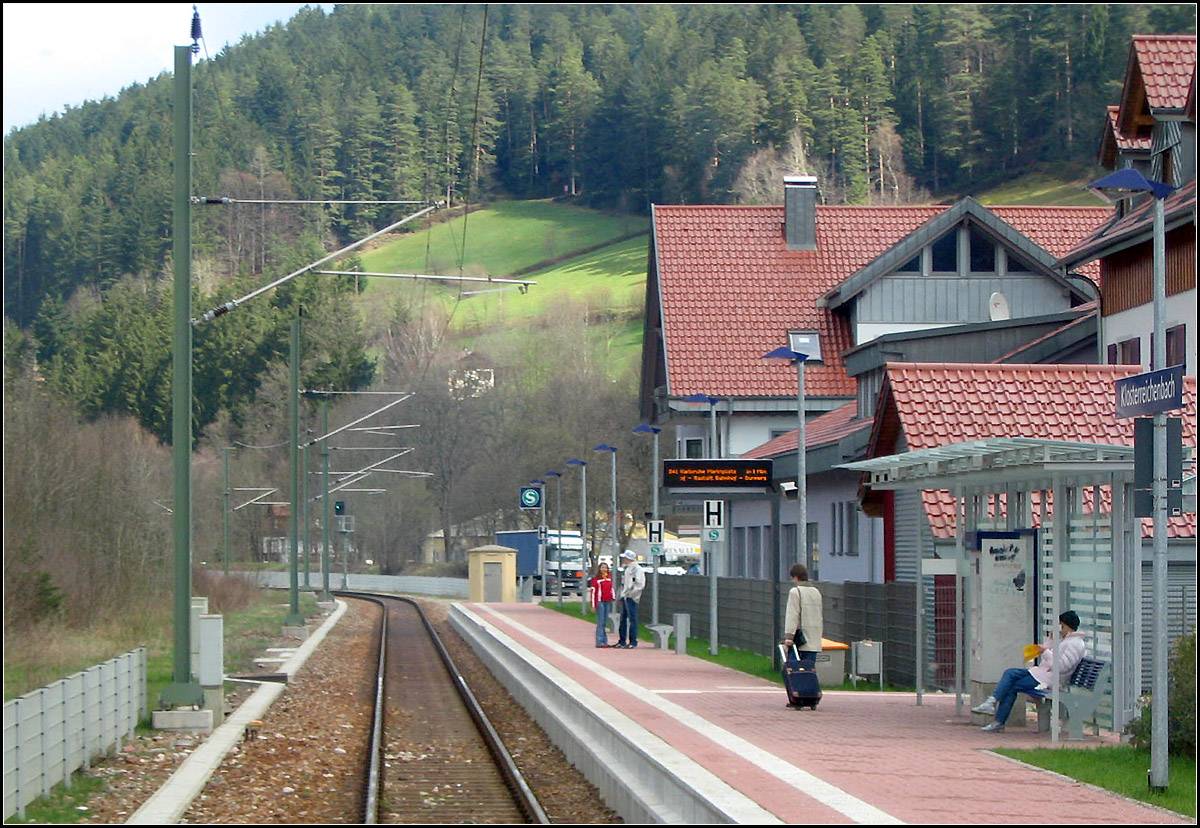 Mit der S41 das Murgtal hinunter -

Im November 1901 eröffnete die Königlich Württembergischen Staats-Eisenbahnen die Zweigstrecke von Freudenstadt über Baiersbronn nach Klosterreichenbach. Erst 1928 erfolgte dann der Lückenschluss zur badischen Teilstrecke der Murgtalbahn, die bis dahin in Raumünzach endete.

10.04.2005 (J)
