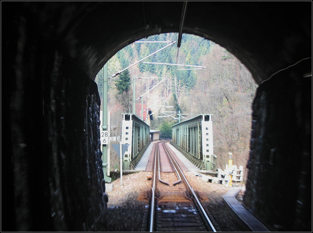 Mit der S41 das Murgtal hinunter -

Mit einer Länge von 364 Meters ist der Haulertunnel der längste der zehn Tunnels entlang der Murgtalbahn. Gleich nach dem Tunnel wird die Murg auf einer Stahlfachwerkbrücke überquert.

10.04.2005 (J)