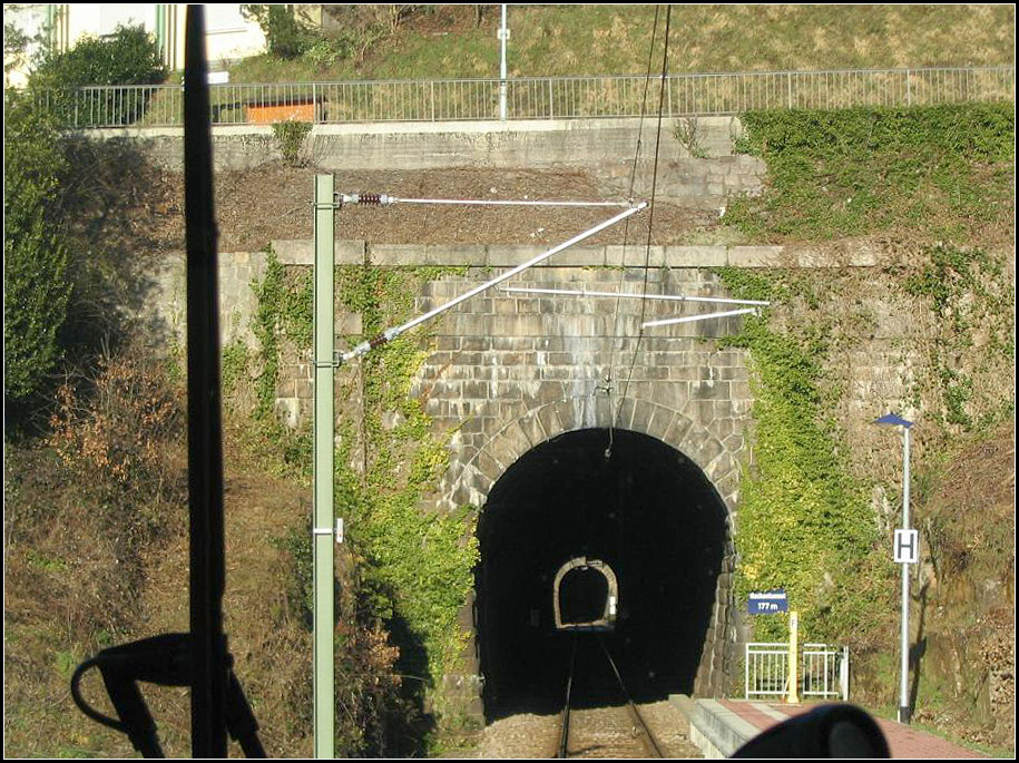 Mit der S41 das Murgtal hinunter -

Nach dem Haltespunkt Gausbach folgen dre weitere Tunnel kurz hintereinander: Der 177 Meter lange Hackentunnel der einen Bergsporn durchfährt und der 95 Meter lange Rappentunnel. Der kurz darauf folgende längere Stiehltunnel ist von hier aus noch nicht zu sehen.

2005 (J)