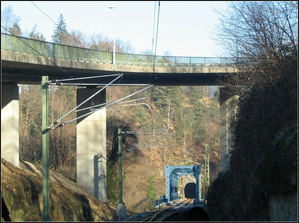 Mit der S41 das Murgtal hinunter -

Nach dem Bahnhof Langenbrand wird ein weiteres Mal die Murg überquert um dann im 158 m langen Harttunnel einen Bergsporn zu unterfahren. Auf diesen Tunnel folgt dann der 215 m lange Fülltunnel, ein Tunnel im Talhang der Murg.

Die Langenbrander Bahnhofstraße überquert hier die Strecke auf einer hohen Brücke.

2005 (J)