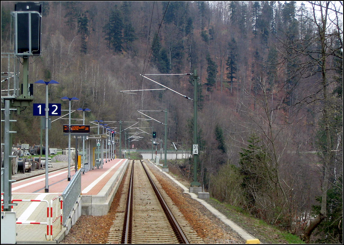 Mit der S41 das Murgtal hinunter -

Von 1915 bis 1928 war Raumünzach der obere Endpunkt der Murgtalbahn von badischer Seite her. Eineinhalb Jahre lang war Raumünzach auch der Endpunkt des Stadtbahnbetriebes auf der Murgtalbahn. Die Umstellung auf Stadtbahnbetrieb bis hierher erfolgte am 15. Juni 2002. In Raumünzach musste dann für die Weiterfahrt umgestiegen werden. Am 14. Dezember 2003 fuhren dann die Stadtbahnen weiter bis Freudenstadt Stadt.

10.04.20