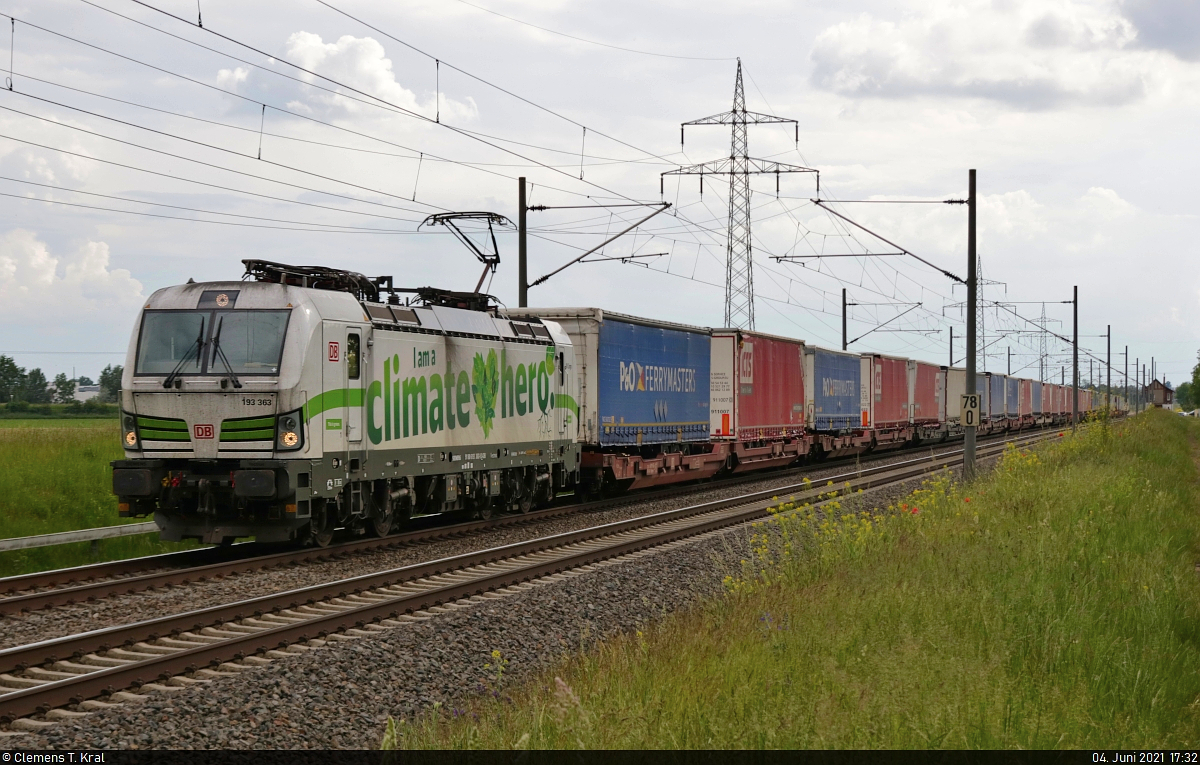 Mit Sattelaufliegern am Haken fährt 193 363-9 (Siemens Vectron) Richtung Köthen. Hier hat der Klimaheld gerade die Blockstelle (Bk) Braschwitz passiert.

🧰 DB Cargo
🚩 Bahnstrecke Magdeburg–Leipzig (KBS 340)
🕓 4.6.2021 | 17:32 Uhr