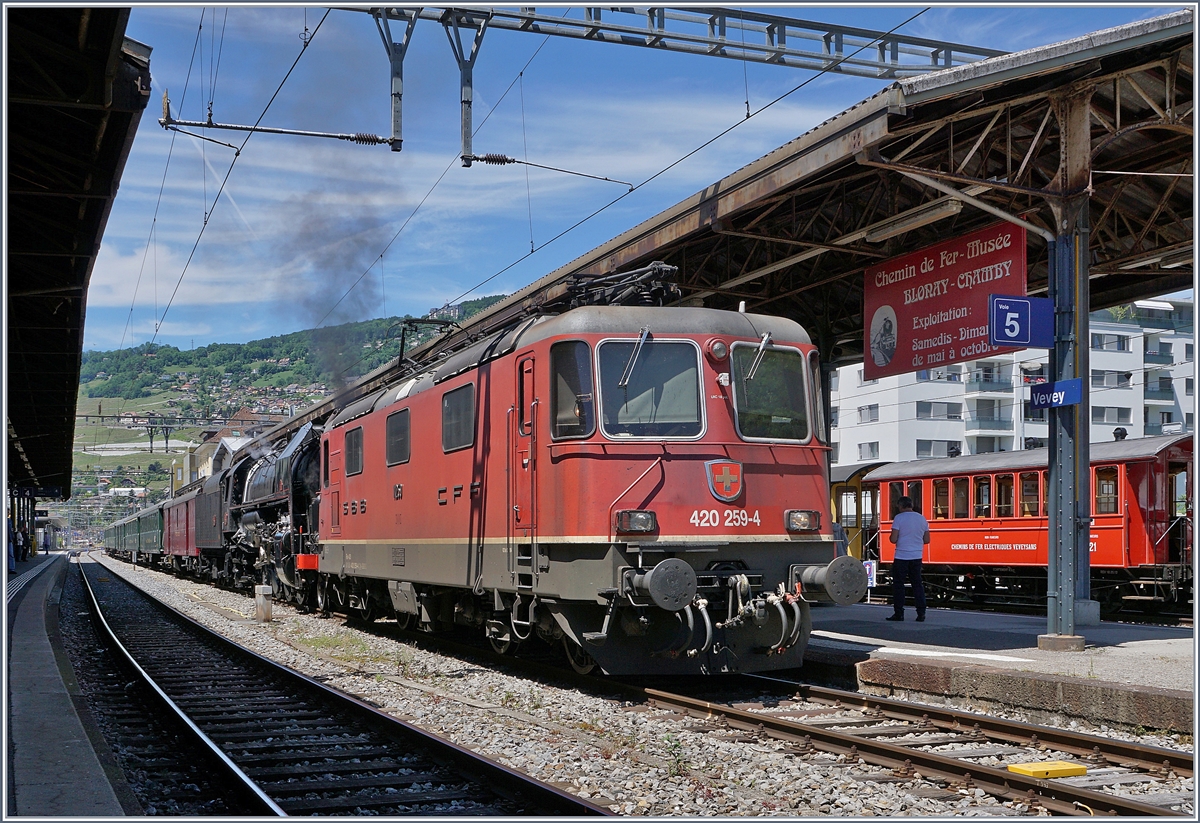 Mit der SBB Re 420 259-4 an der Spitze erreicht der Dampfzug der  Association 141 R 568  von Vallobe (via Genève) kommend sein Ziel Vevey, wo die Reisenden gleich Anschluss zum Extrazug der Blonay Chamby Bahn haben. 

8 Juni 2019