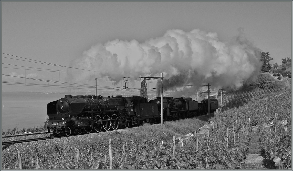Mit scheinbarer Leichtigkeit ziehen die mächtigen Dampfloks 241 A 65 und 241 P 17 den Extrazug 33035 die Steigung des Lavaux hoch. Das Bild entstand am 31. Mai 2009 zwischen Bossière und Grandvaux.