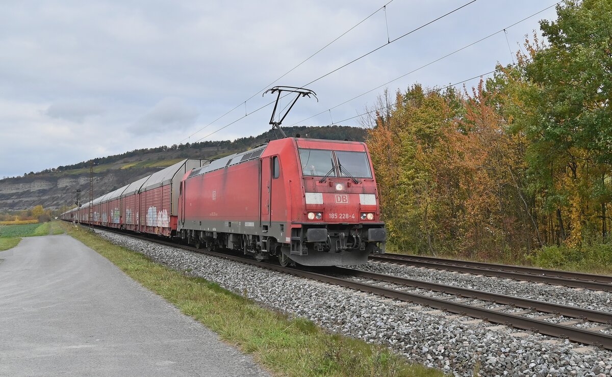 Mit Schenker Autotransportwagen am Haken kommt die 185 228-4 bei Thüngersheim gen Würzburg vor mein Objektiv gefahren. Gruß zurück an den Tf. 26.10.2021