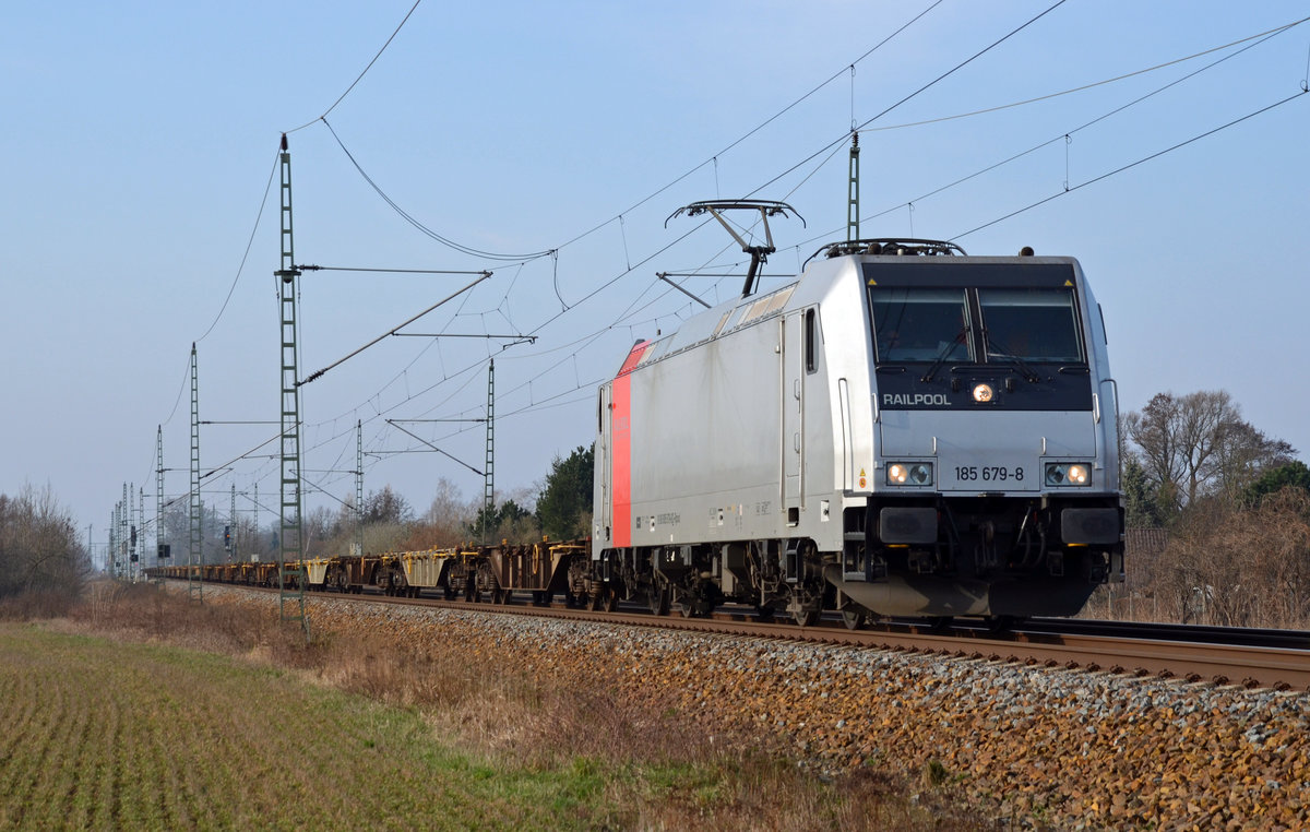 Mit einer Schlange leerer Containertragwagen rollte 185 679 am 13.03.17 durch Gräfenhainichen Richtung Wittenberg.