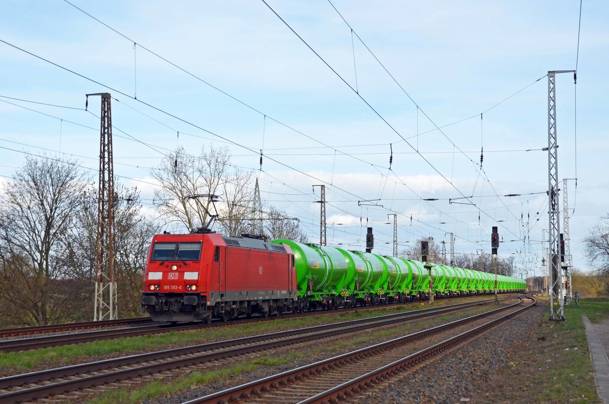 Mit einer Schlange leuchtend grüner Kesselwagen rollte 185 353 am 13.04.21 durch Saarmund Richtung Potsdam.