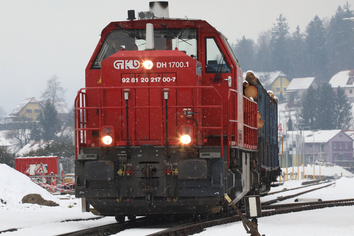 Mit Schnee startet der Dezember und damit auch die Adventzeit. 
Am 1.12.2017 war DH 1700.1 im Bahnhof Wies Eibiswald mit Verschub-Arbeiten beschäftigt. 
